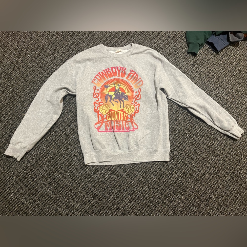 Super Cute graphic crew neck!